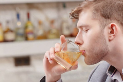 Việc uống rượu khi đói nguy hiểm như thế nào?