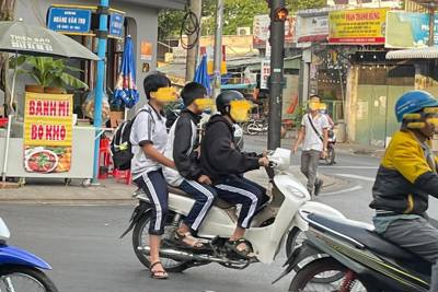 Phú Quốc: Nguy cơ tai nạn từ lấn chiếm vỉa hè, học sinh đi xe máy