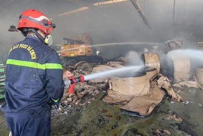Cháy lớn thiêu rụi khoảng 1.000m2 nhà xưởng một công ty giấy ở Tân Uyên