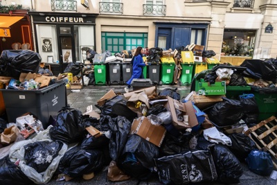 Thủ đô Paris ngập rác, chuyện gì đang diễn ra ở Pháp?