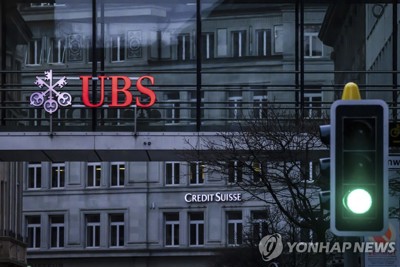 Ngăn chặn khủng hoảng lan rộng, UBS và Credit Suisse đạt thỏa thuận lịch sử