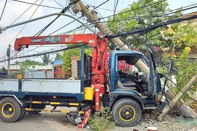 Xe tải tông gãy cột điện, 2 người tử vong, gần 6.500 hộ dân mất điện
