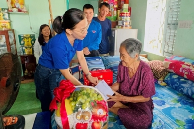 Đoàn thanh niên EVNGENCO2 thăm, tặng quà Mẹ Việt Nam Anh hùng 