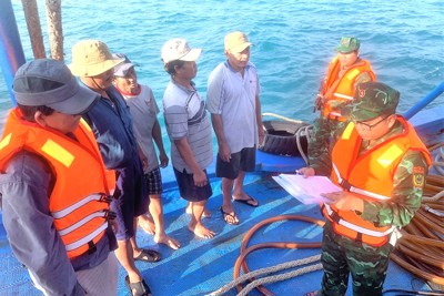  Bắt giữ tàu chở gần 50.000 lít dầu lậu trên vùng biển Cà Mau