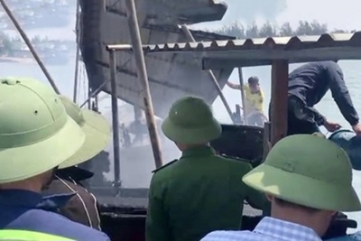 Hà Tĩnh: Chập điện, 1 tàu cá bị thiêu rụi trên biển
