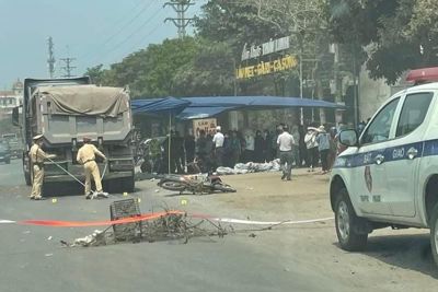 Hà Nội: Xe máy va chạm xe đầu kéo, 2 người thương vong