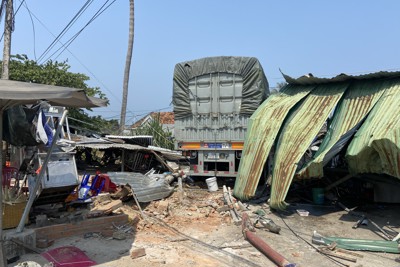 Khánh Hòa: Xe tải tông sập quán cà phê và nhà dân, nhiều người bị thương