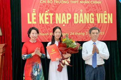 Hai học sinh THPT đầu tiên của quận Thanh Xuân được kết nạp Đảng