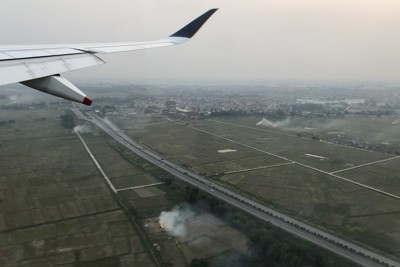 Người dân đốt rơm rạ khiến nhiều chuyến bay từ Nội Bài phải hủy