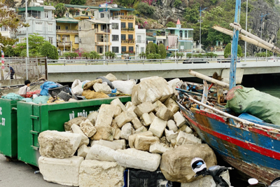 Huy động hàng chục tàu, xuồng thu gom phao xốp trên vịnh Hạ Long