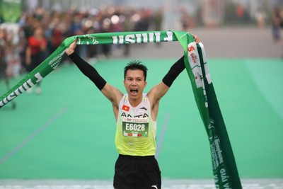Quốc Luật phá kỷ lục của "lão tướng" Bùi Lương tại Tiền Phong Marathon 2023