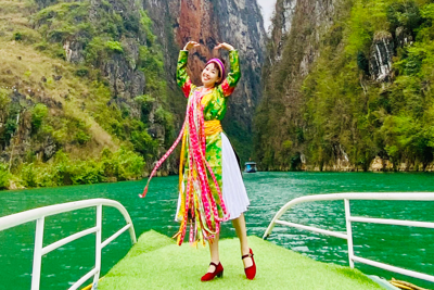 Hộ kinh doanh ở sông Nho Quế ủng hộ chỉ cho thuê trang phục dân tộc