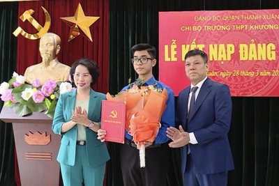 Học sinh đầu tiên của trường THPT Khương Đình được kết nạp Đảng