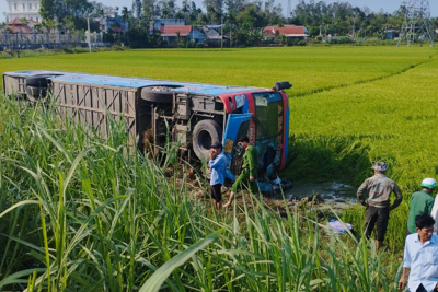 Vụ xe lật xuống ruộng ở Quảng Ngãi: Người đi xe máy có nồng độ cồn