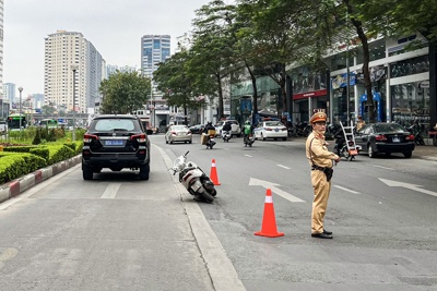 Hà Nội: Va chạm ô tô biển xanh, người phụ nữ bị gãy 3 xương sườn