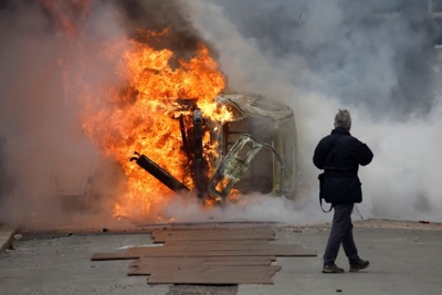 Ngân hàng, ô tô ở Pháp bị phóng hỏa do biểu tình lớn kỷ lục