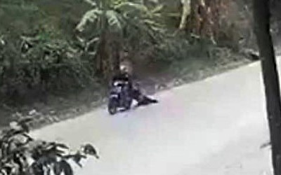 Bắt 2 đối tượng dùng kiếm đe dọa, cướp xe máy của cô gái 