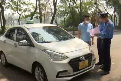 Hà Nội: Phạt hơn 12 triệu đồng tài xế taxi “chặt chém” khách du lịch