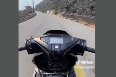 Xử phạt thanh niên lái xe máy “biểu diễn” đổ đèo Hải Vân 