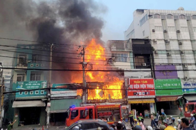 TP Hồ Chí Minh: Cháy lớn gần bến xe Miền Đông cũ, thiêu rụi nhiều tài sản