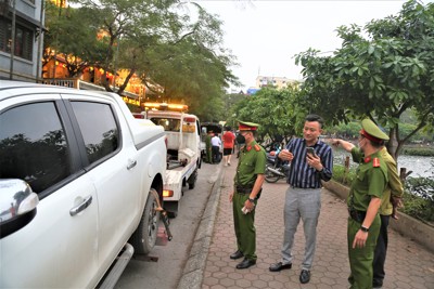 Hàng loạt tài xế bị phạt do dừng đỗ dưới lòng đường quanh hồ Văn Quán