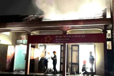 Nghệ An: Phòng giao dịch một cửa bốc cháy trong đêm