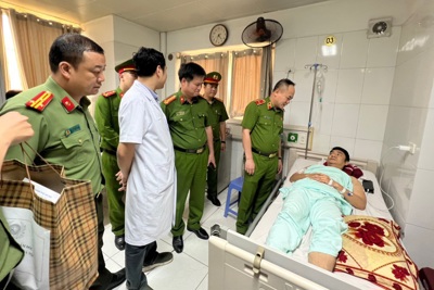 Lãnh đạo Công an Hà Nội thăm, động viên chiến sỹ bị đâm ở Hoàn Kiếm