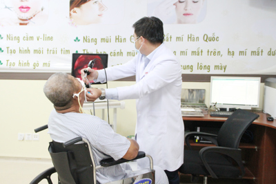 Cứu sống nạn nhân mũi bị đứt lìa do lao xe vào... chuồng gà