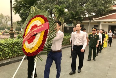 Đoàn Đại biểu TP Hà Nội dâng hương tại nghĩa trang liệt sĩ tỉnh Điện Biên