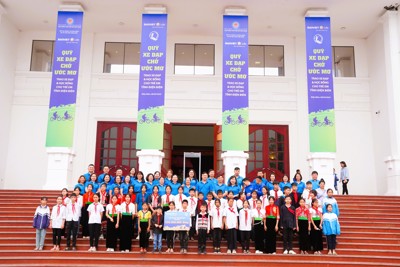 Bảo Việt nhân thọ trao 400 học bổng cho các em học sinh hiếu học  