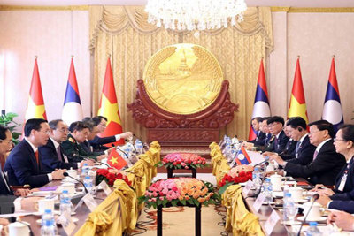 Dành ưu tiên cao nhất cho việc củng cố, vun đắp quan hệ Việt Nam-Lào 