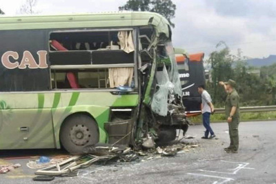 Xe khách đâm xe tải trên cao tốc Nội Bài-Lào Cai, nhiều người bị thương
