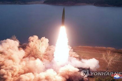 Triều Tiên phóng tên lửa đạn đạo giữa lúc “cắt” liên lạc với Hàn Quốc