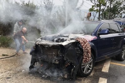 Xe Audi Q7 bất ngờ bốc cháy dữ dội khi đang lên đèo Mimosa
