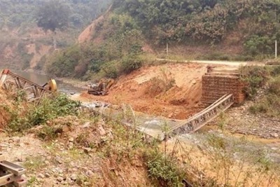Lai Châu: Sập cầu tạm bắc qua suối Nậm Củm, 3 người thương vong
