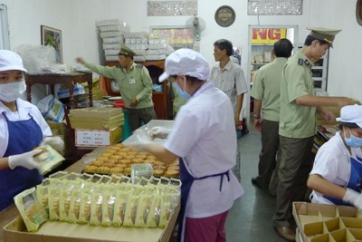 Xử phạt các cơ sở sản xuất kinh doanh thực phẩm tại huyện Đông Anh