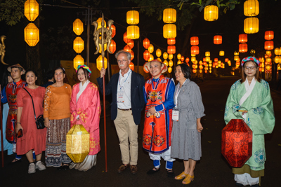 Đoàn đại biểu Việt-Pháp thăm hai di sản Hà Nội về đêm