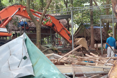 Huy động máy móc tháo dỡ 58 công trình trái phép ở Sơn Trà