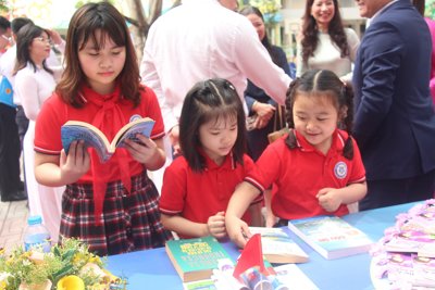 Quận Ba Đình tặng 100.000 cuốn sách cho thư viện xã của huyện Ba Vì