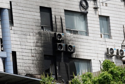 [Video] Bệnh nhân trèo ra cửa sổ để thoát đám cháy bệnh viện Bắc Kinh