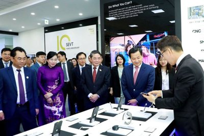 Chính phủ sẽ tiếp tục đồng hành cùng Samsung phát triển bền vững