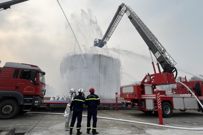 Xử lý đám cháy giả định tại bể chứa hơn 3.000m3 xăng ở Hà Nội