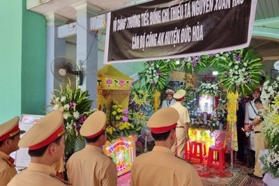 Đại diện Cục CSGT thăm gia đình và thắp hương cho thiếu tá Nguyễn Xuân Hào