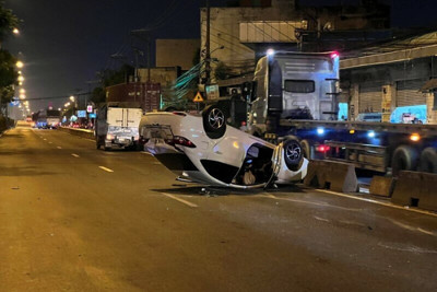 Tai nạn giao thông ngày 24/4/2023: Va chạm với ô tô tải, 2 người thương vong
