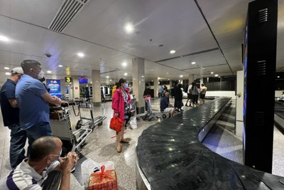 Cảng hàng không Tân Sơn Nhất chậm trả hành lý do 'hạ tầng hạn chế'