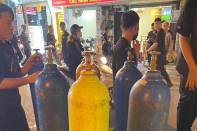 Công an quận Hoàn Kiếm kiểm tra quán bar, thu giữ nhiều bình khí cười