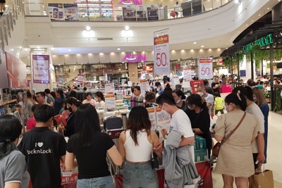 TP Hồ Chí Minh: Trung tâm thương mại đông khách ngày đầu nghỉ lễ 30/4-1/5