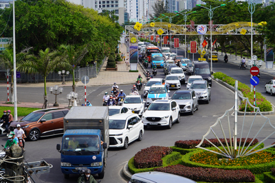 Nha Trang: Đường biển Trần Phú ùn ứ giao thông hơn 3 km trong sáng 30/4
