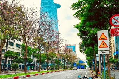 Đường phố TP Hồ Chí Minh thông thoáng, biển Phan Thiết đông khách