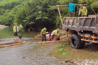 Hà Tĩnh: Phát hiện 30 hộp gỗ xẻ "vô chủ" dưới suối Rào Giàng